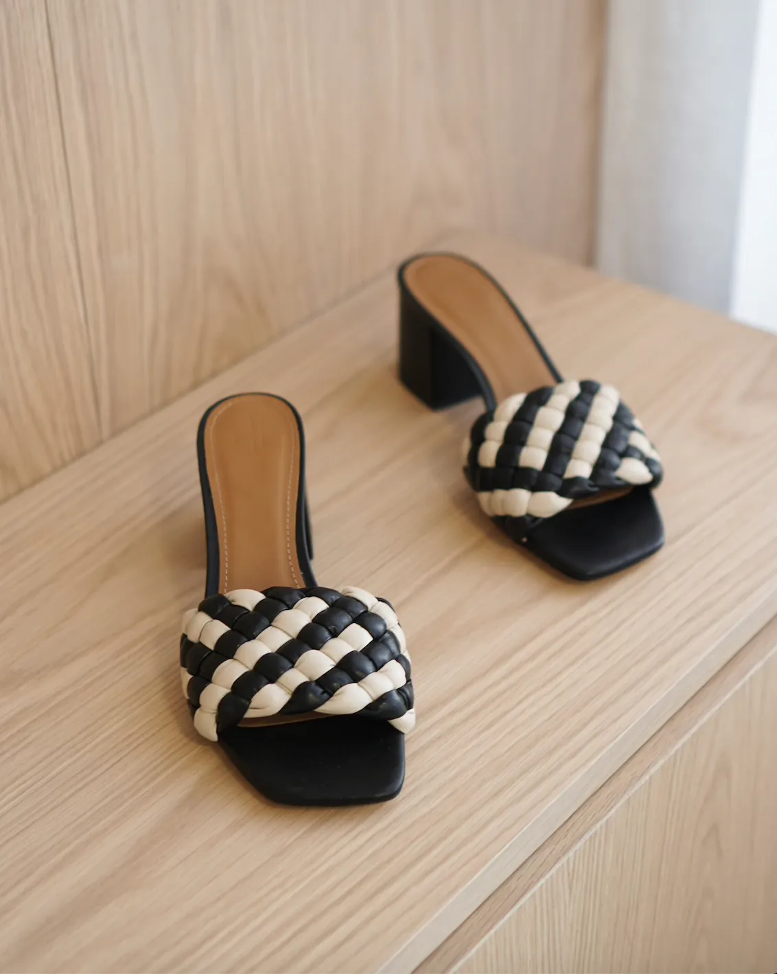 Odessa | Black/White | Lamb Skin Leather